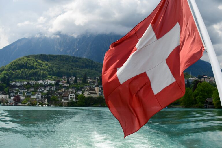 Flagge Schweiz auf einem Schiff
